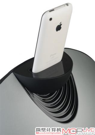 苹果接口位于箱体顶部，下面为涟漪状装饰设计。而底座正前方还设计有呼吸灯。以绿色长亮、绿色呼吸状闪烁、绿色快速闪烁和红色分别对应iPod模式、待机、静音，以及AUX模式。