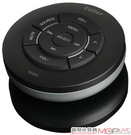 圆饼型的遥控器是对音箱进行控制的根本，所有操作都可以通过遥控器来进行。
