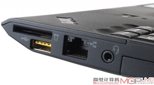 扩展接口布局过于紧凑，而且RJ45接口位于机身右侧前端，连上网线之后有些影响外接鼠标的使用。黄色的USB接口可以在连接电源的前提下，提供USB关机充电功能。
