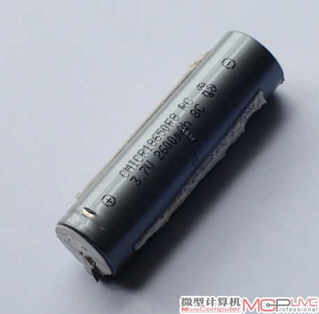 从取下的电芯上，可以看到电芯的编号为CMICR18650FB，3.7V电压，容量为2600mAh。经过笔者的多方查询，从编号上了解到这应该是深圳市某电池技术有限公司生产的电芯。