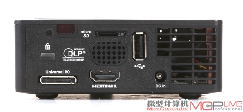 在ML550上我们常用到的应该就是HDMI接口了，如果要采用VGA接口，则需要通过它的24pin多功能接口进行转接。此外，我们可以用它直读Micro SD卡或U盘、移动硬盘上的内容，这也是微型投影机上常见的功能。