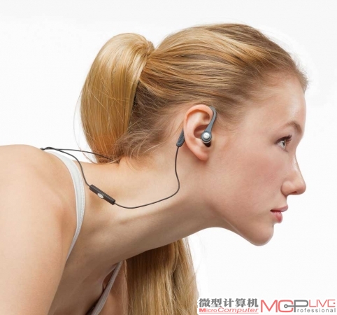 挑选运动时佩戴的耳机，首选耳挂式的产品。