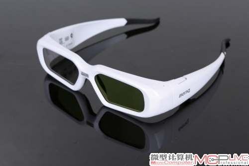 搭配的新一代主动式3D眼镜，由于支持DLP Link技术，所以它无需外接3D发射器，欣赏3D电影更方便。