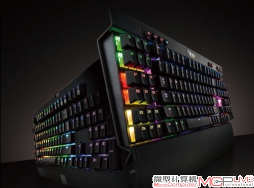 海盗船K95 RGB Vs Razer黑寡妇蜘蛛终极版Chroma