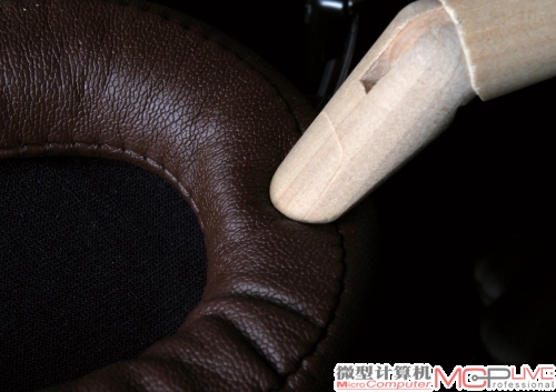 ATH-MSR7的耳垫采用皮革包裹，很柔软，触感舒适。
