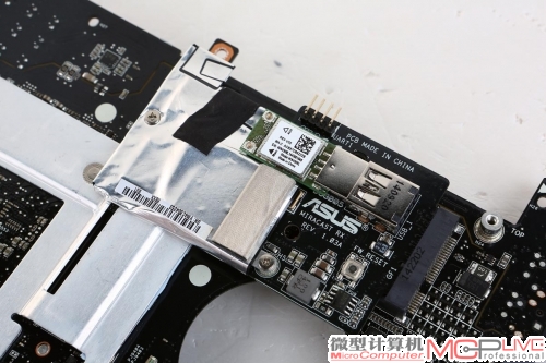 mini PCI-E接口上插接的是一块多功能卡，通过这块多功能卡可以实现对USB 3.0的扩展、支持Miracast并插接了支持802.11ac标准的无线网卡。